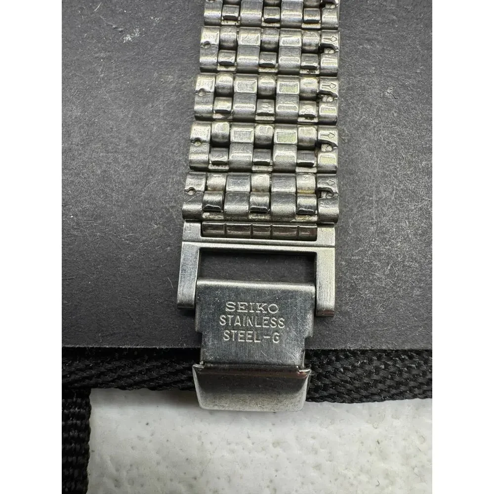 Seiko V701-1K29 Two Tone Quartz Wristwatch Blue Dial Silver Gold Bracelet